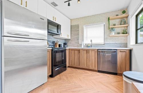 North Andrews Gardens Casa | Modern Oasis King Bed Pet Friendly 10m to Beach