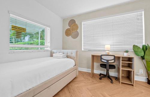 North Andrews Gardens Casa | Modern Oasis King Bed Pet Friendly 10m to Beach