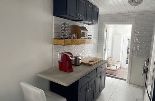 Estate Annas Retreat Casa | Modern oasis loaded w/amenities! 5-8 mins to the beaches, shops dining & ferries
