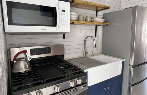 Estate Annas Retreat Casa | Modern oasis loaded w/amenities! 5-8 mins to the beaches, shops dining & ferries