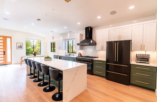 Amazon Casa | Modern Oasis, Near UO Campus!