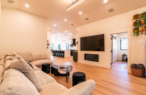 Amazon Casa | Modern Oasis, Near UO Campus!