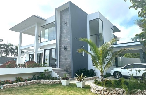 Cabrera Casa | Modern Oceanfront 4-bedroom house with pool, WiFi, AC in lovely town of Cabrera