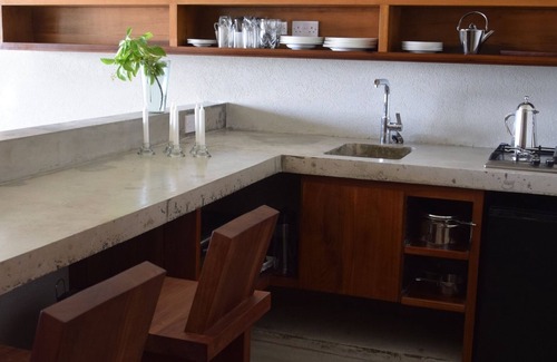 Micoud Villa | Moderna casa frente al mar con piscina, cancha de tenis privada y duchas al aire libre