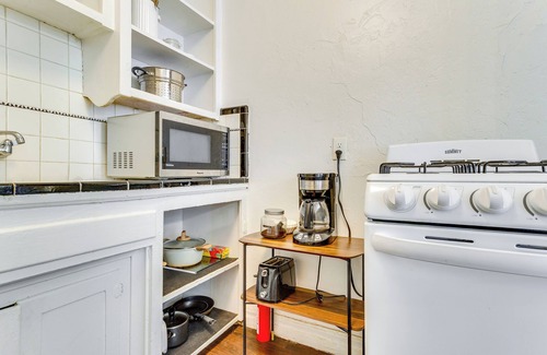 Central Oklahoma City Cabaña | Modern OKC Duplex in Plaza: Steps to Shops & Bars!