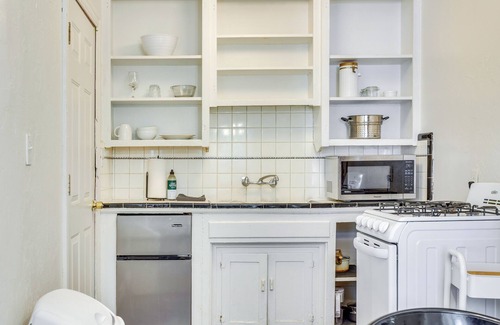 Central Oklahoma City Cabaña | Modern OKC Duplex in Plaza: Steps to Shops & Bars!
