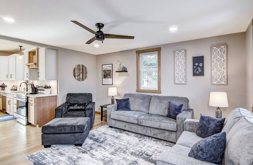 Eau Claire Casa | Modern On Main - Stylish Comfort Near Downtown