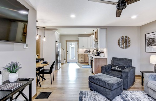 Eau Claire Casa | Modern On Main - Stylish Comfort Near Downtown
