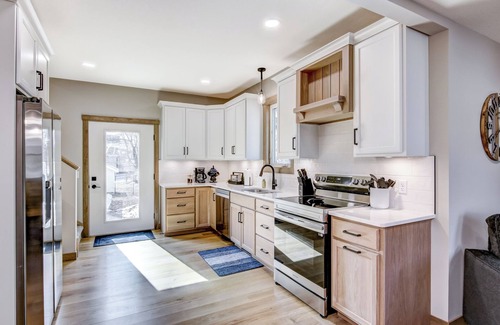 Eau Claire Casa | Modern On Main - Stylish Comfort Near Downtown
