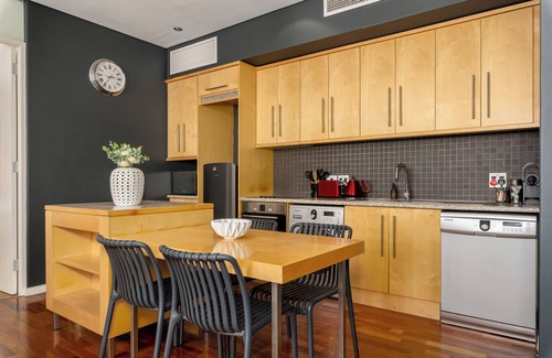 Flora Park Apartamento | Modern One Bed Apt - Central - Pool