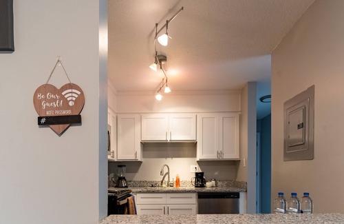 Crabtree Apartamento | Modern One Bedroom | Balcony Views | Pets Welcome!