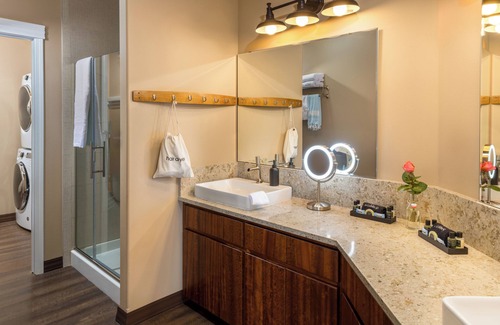Buena Complejo | Modern one bedroom in quiet lakeside retreat near wineries, dock, boats and more!