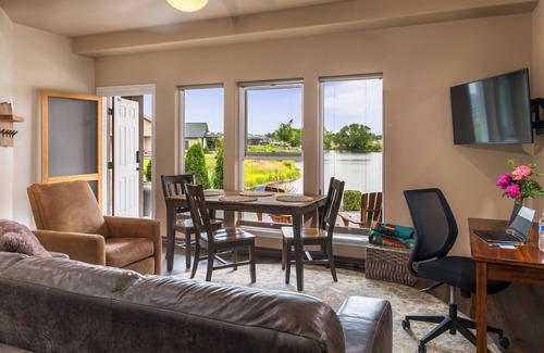Buena Complejo | Modern one bedroom in quiet lakeside retreat near wineries, dock, boats and more!