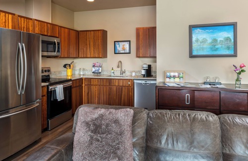 Buena Complejo | Modern one bedroom in quiet lakeside retreat near wineries, dock, boats and more!