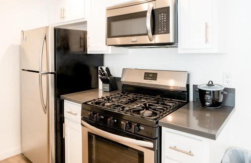 Wilshire Apartamento | Modern One Bedroom in Koreatown Close to Downtown LA with Private Parking