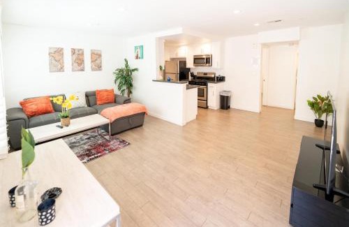 Wilshire Apartamento | Modern One Bedroom in Koreatown Close to Downtown LA with Private Parking