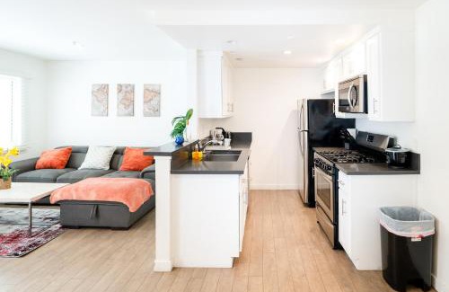 Wilshire Apartamento | Modern One Bedroom in Koreatown Close to Downtown LA with Private Parking