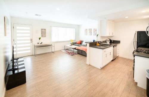Wilshire Apartamento | Modern One Bedroom in Koreatown Close to Downtown LA with Private Parking