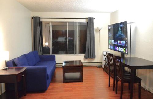 Berkeley Apartamento | Modern One Bedroom Unit, Sofa Bed, Adjustable Queen Bed, 75 Inch Smart TV and Indoor Secure Parking