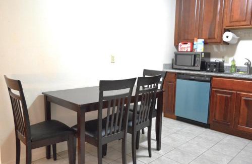 Berkeley Apartamento | Modern One Bedroom Unit, Sofa Bed, Adjustable Queen Bed, 75 Inch Smart TV and Indoor Secure Parking