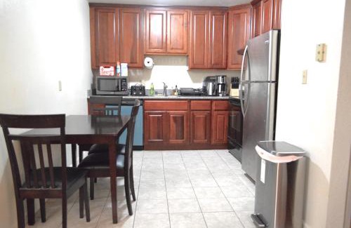Berkeley Apartamento | Modern One Bedroom Unit, Sofa Bed, Adjustable Queen Bed, 75 Inch Smart TV and Indoor Secure Parking