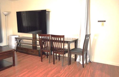 Berkeley Apartamento | Modern One Bedroom Unit, Sofa Bed, Adjustable Queen Bed, 75 Inch Smart TV and Indoor Secure Parking