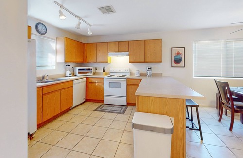 Tucson Casa | Modern one-level home with enclosed yard, central AC, and washer/dryer