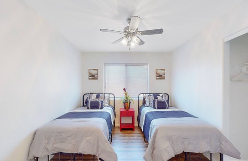 Tucson Casa | Modern one-level home with enclosed yard, central AC, and washer/dryer