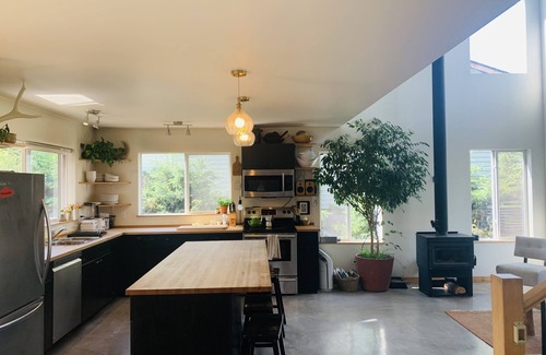 Smithers Casa | Modern, open- concept house- in town & connected to Riverside Park (3 bedrooms)
