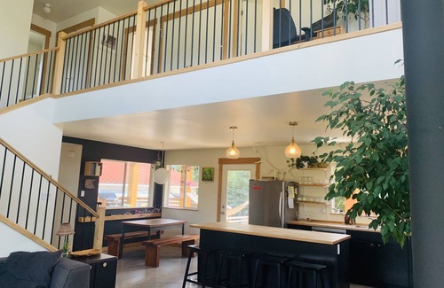 Smithers Casa | Modern, open- concept house- in town & connected to Riverside Park (3 bedrooms)