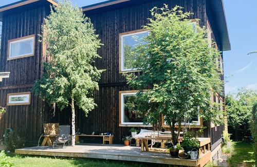 Smithers Casa | Modern, open- concept house- in town & connected to Riverside Park (3 bedrooms)