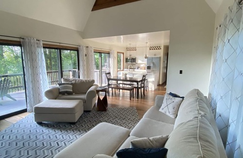 Lake George Casa | Modern open concept house w/Lake George views, private beach- 5 mins to village