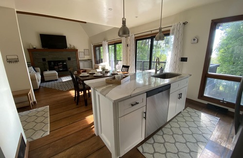 Lake George Casa | Modern open concept house w/Lake George views, private beach- 5 mins to village