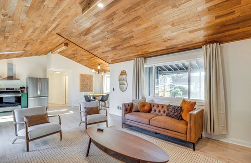 Tierra Del Mar Cabaña | Modern Oregon Cottage w/ Hot Tub: Walk to Beach!