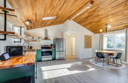 Tierra Del Mar Cabaña | Modern Oregon Cottage w/ Hot Tub: Walk to Beach!