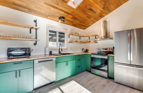 Tierra Del Mar Cabaña | Modern Oregon Cottage w/ Hot Tub: Walk to Beach!