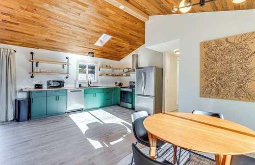 Tierra Del Mar Cabaña | Modern Oregon Cottage w/ Hot Tub: Walk to Beach!