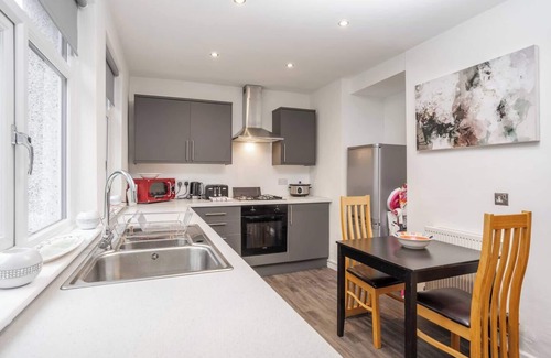 Kirkby Casa | Modern & Peaceful Home | Free Parking