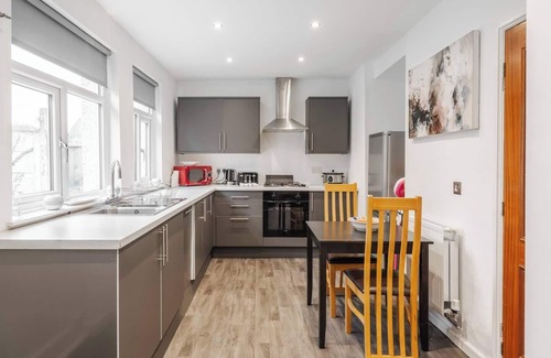 Kirkby Casa | Modern & Peaceful Home | Free Parking