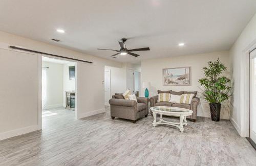 Northeast Pensacola Casa | Modern Pensacola Home about 6 Mi to Beach!