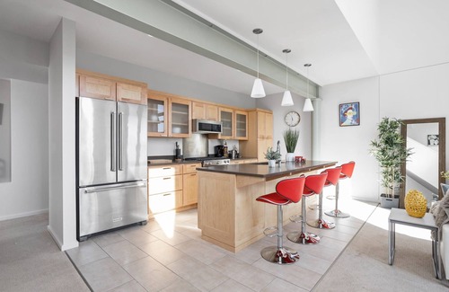 Near Eastside Casa | Modern Penthouse on Mass By CozySuites