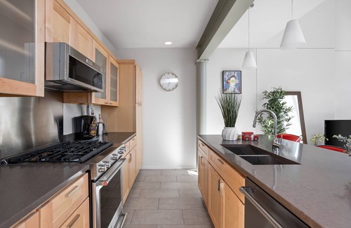 Near Eastside Casa | Modern Penthouse on Mass By CozySuites