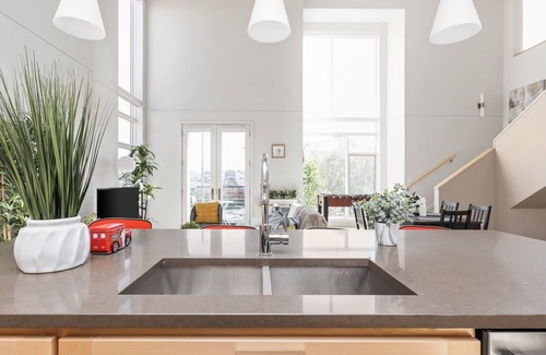 Near Eastside Casa | Modern Penthouse on Mass By CozySuites