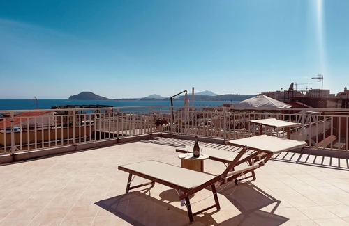 Pozzuoli Apartamento | Modern Penthouse with Stunning Ocean View of Capri and the Gulf
