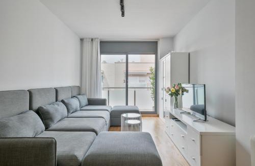 Poblenou Apartamento | Modern Penthouse with Large Terrace in Poblenou Perfect for Holidays or Work Close to the Beach and Public Transport