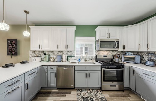 Ottawa Casa | Modern pet friendly house near Starved Rock! Fully fanced yard!