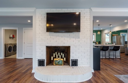 Gainesville Casa | Modern pet friendly home w/ covered dock near Lake Lanier Olympic Park