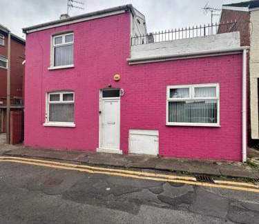Blackpool Casa | Modern Pink Cottage in Blackpool