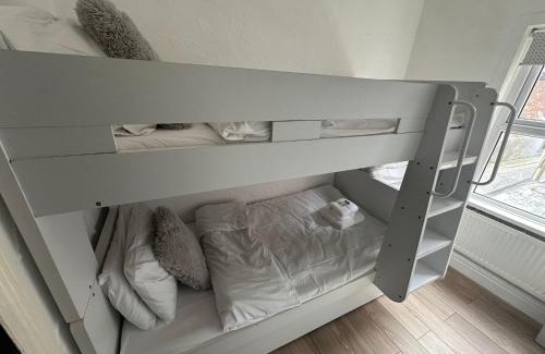 Blackpool Casa | Modern Pink Cottage in Blackpool
