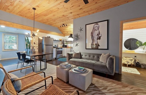 Pocono Pines Cabina | Modern Pocono Cabin | Firepit | BBQ | Pets OK